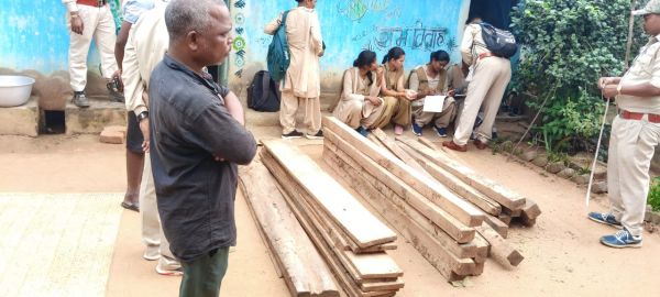 खबर का असर : वन विभाग का दावा -अवैध लकड़ी काटने वाली मशीनों के साथ लकड़ी तस्करों के खिलाफ छापेमारी में बड़ी सफलता हासिल ....पढ़ें पूरी खबर