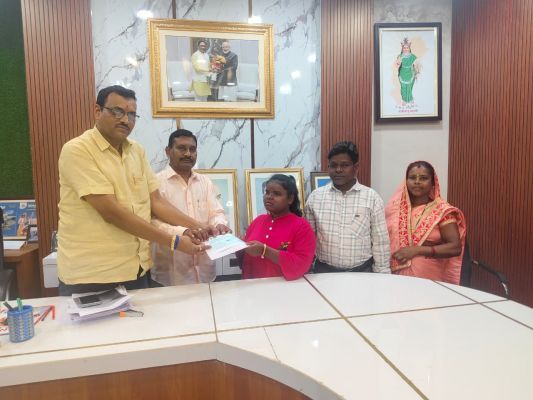 *जशपुर की बेटी सरस्वती सोरेन ने छुआ सुरों का आकाश, मुख्यमंत्री विष्णुदेव साय ने बढ़ाया हौसला, प्रोत्साहन राशि पाकर परिजनों ने सीएम का जताया आभार*