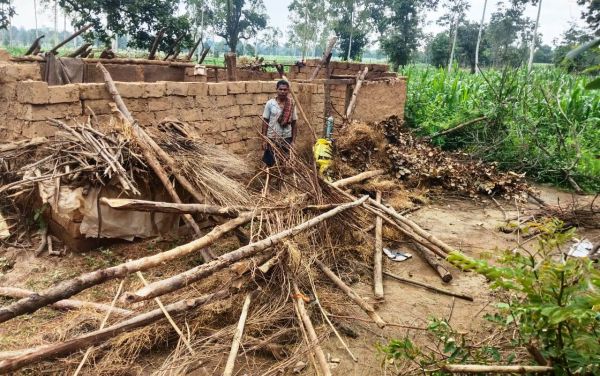 रायपुर : वनभूमि कब्ज़ाधारी किसान ने कब्जा छोड़कर पेश की अनूठी मिशाल......वन मंत्री ने किया सम्मान