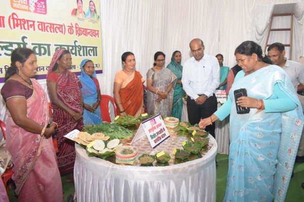 जशपुरिया जायका कार्यक्रम में जनजातीय समुदायों द्वारा प्रदर्शित विभिन्न प्रकार के व्यंजनों को जानने उत्सुक दिखे लोग