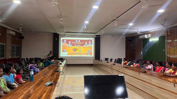 जशपुर जिले के 32 क्लस्टर में रेडियो के माध्यम से "दीदी के गोठ" का प्रसारण जिला पंचायत सभाकक्ष में&nbsp; किया गया&nbsp;