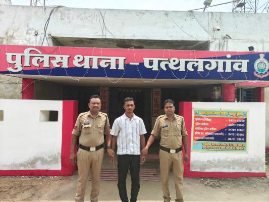 लड़कियों की चलते राह पर करता था छेड़छाड़, मनचले की आई सामत....पुलिस ने सिखाया सबक,एक आरोपी को भेजा जेल ,दूसरा फरार शीघ्र जल्द करेगी पुलिस गिरप्तार&nbsp;&nbsp;