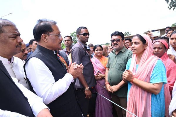 प्रशासन की तत्परता: बाढ़ प्रभावितों को मिला राशन....बर्तन, कपड़े, गैस सिलेंडर और चूल्हा भी उपलब्ध:मकान ढहने पर सहायता राशि भी प्रदान की गई