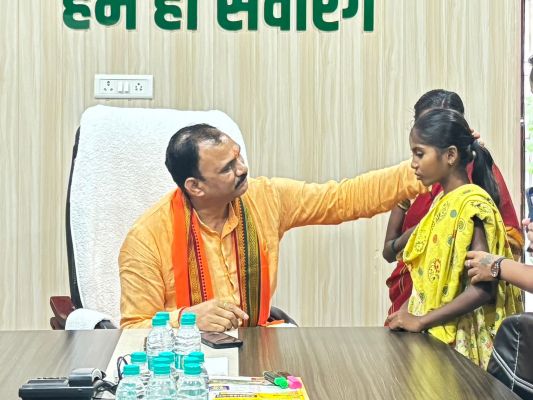 &ldquo;पापा, मैं ठीक हो जाऊंगी ना?&rdquo; &ndash; दिल की बीमारी से जूझ रही मासूम शांभवी गुरला का सवाल...स्वास्थ्य मंत्री श्याम बिहारी जायसवाल के पहल से रायपुर में होगा रियूमेटिक हार्ट डिजीज का इलाज