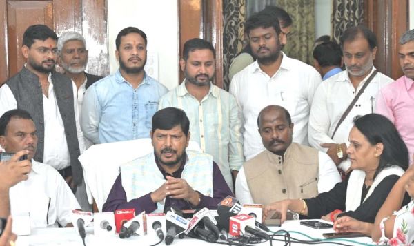 सामाजिक न्याय एवं अधिकारिता राज्य मंत्री श्री रामदास अठावले का छत्तीसगढ़ प्रवास......योजनाओं की प्रगति की समीक्षा, अधिकारियों को दिए दिशा-निर्देश