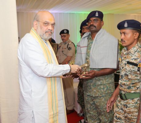 कर्रेगुट्टालु पहाड़ी पर &lsquo;ऑपरेशन ब्लैक फॉरेस्ट&rsquo; को सफलतापूर्वक अंजाम देने वाले सीआरपीएफ, छत्तीसगढ़ पुलिस, डीआरजीऔर कोबरा के जवानों से अमित शाह ने भेंट की और उन्हें सम्मानित किया