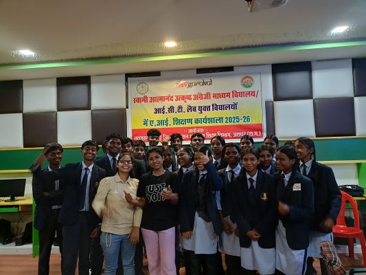 कलेक्टर रोहित व्यास के मार्गदर्शन में स्वामी आत्मानंद और आईसीटी लैब युक्त विद्यालयों में आर्टिफिशियल इंटेलिजेंस शिक्षण कार्यशाला हुई संपन्न ।