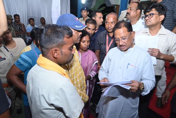 मुख्यमंत्री श्री विष्णुदेव साय ने बगिया कैंप कार्यालय में सुनी जनता की समस्याएं,त्वरित निराकरण के दिए निर्देश