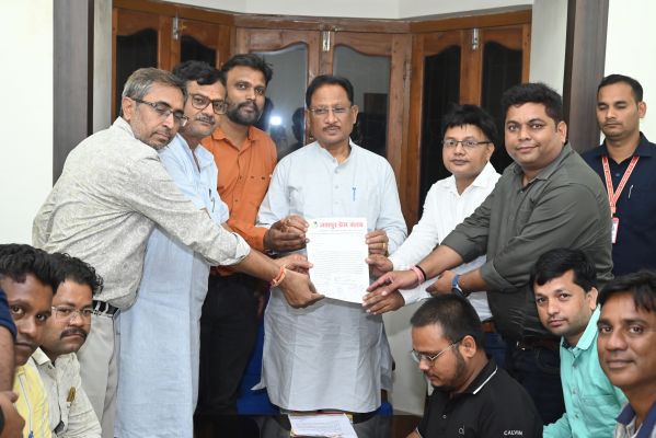 मीडियाकर्मीयों का सम्मान निधि&nbsp; 10 हजार से बढ़ाकर 20 हजार रुपये किए जाने का मुख्यमंत्री का ऐतिहासिक फैसला ......जशपुर प्रेस क्लब के पत्रकारों ने मुख्यमंत्री से मुलाकात कर जताया आभार