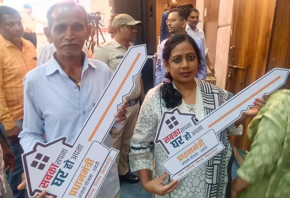 रजत जयंती वर्ष के पर हितग्राहियों को सरकार की योजनाओं का मिल रहा भरपूर लाभ....पक्का आशियाना मिलने से खिले चेहरे