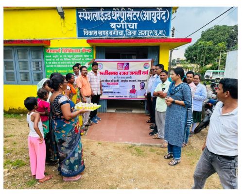 जिले के आयुष&nbsp;शिविरों में निःशुल्क काढा वितरण,&nbsp; योगाभ्यास और औषधी पौध रोपण कर लोगों को दिया जा रहा स्वास्थ्य लाभ