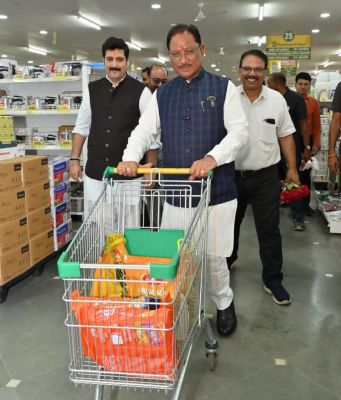 जीएसटी बचत उत्सव को लेकर जनभावनाओं से रूबरू होने "के मार्ट" पहुंचे मुख्यमंत्री.....ग्राहक बन कर घरेलू सामान की खरीद कर उठाया जीएसटी दरों में कटौती का लाभ.....