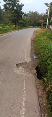 लोगों के लिए मुसीबत बन गया प्रधानमंत्री सड़क के किनारे गड्&zwnj;ढे....वंही ठेकेदार केबल बिछाने को गड्ढा खोदकर छोड़ा, लोग हो रहे दुर्घटना के शिकार,,,,, जिम्मेदार बेखबर