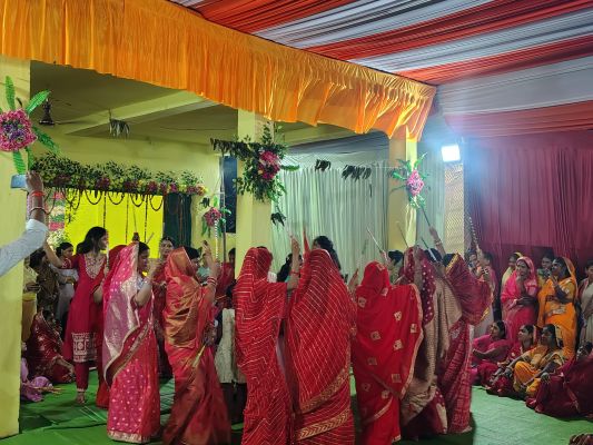 ग्रामीण अंचलों में गरबा उत्सव का उल्लास : नवरात्रि में गरबा उत्सव से मची धूम, दोकडा में पारंपरिक गीतों पर जमकर थिरके श्रद्धालु.......