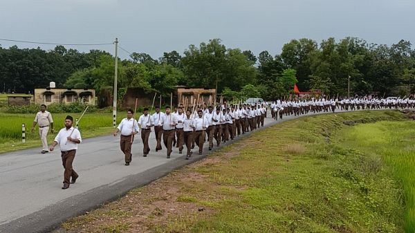 बारिश में भी नही थमी कदमताल, नारायणपुर में आर एस एस का भव्य पथ संचलन, शताब्दी वर्ष पर स्वयंसेवकों का अनुशासित प्रदर्शन