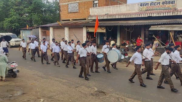 राष्ट्रीय स्वयंसेवक संघ, का निकला पथ संचलन : बारिश में भींगते हुए सैकड़ो कार्यकर्ताओं ने लिया हिस्सा किया नगर भ्रमण,जगह जगह पुष्पवर्षा कर हुवा भव्य स्वागत