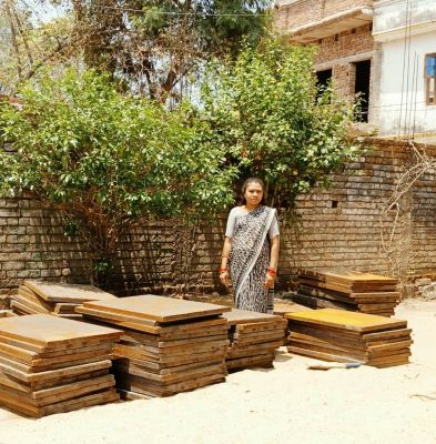 प्रधानमंत्री आवास योजना ग्रामीण सहित अन्य निर्माण कार्यों में सेंटरिंग प्लेट लगाकर रश्मि के हौसले बुलंद