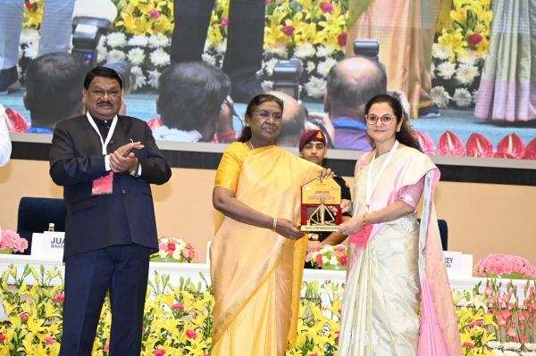 धरती आबा से कोरिया को मिली राष्ट्रीय पहचान,,,,राष्ट्रपति श्रीमती द्रौपदी मुर्मू ने धरती आबा&rsquo; में उत्कृष्ट प्रदर्शन के लिए कलेक्टर श्रीमती चंदन त्रिपाठी को किया सम्मानित