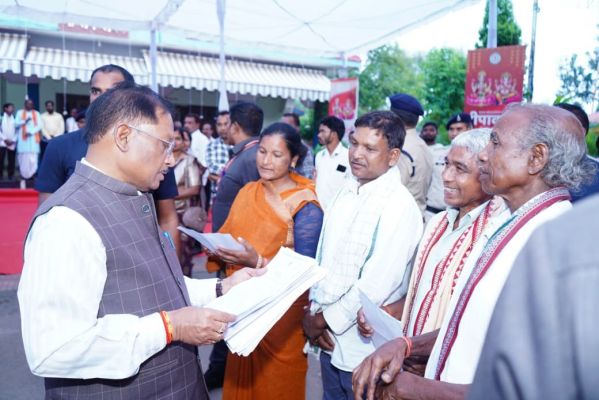 मुख्यमंत्री विष्णुदेव साय को दीपावली की बधाई देने वालों का लगा रहा तांता, सभी से भेंट कर उनके उज्ज्वल भविष्य एवं सुख-समृद्धि की कामना की