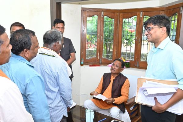 बगिया में मुख्यमंत्री ने सुनी लोगों की समस्या,आवेदनों का गंभीरता से निराकरण करने के निर्देश&nbsp;