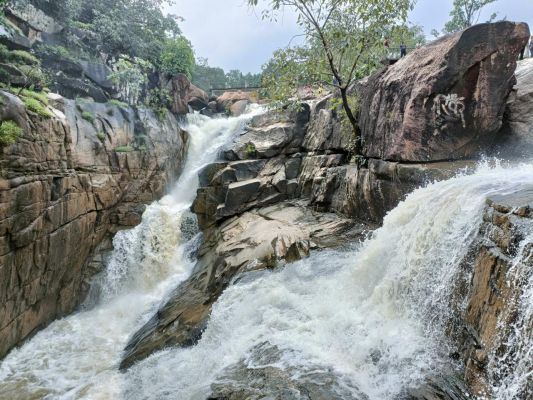 जशपुर जिले की हरी-भरी पहाड़ियों और घने साल के जंगलों के बीच प्रकृति और सुंदर झरनों का आनंद लेने प्रसिद्ध पर्यटन स्थल रानीदाह का भ्रमण जरूर करें&nbsp;