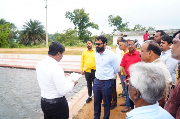 कलेक्टर श्री व्यास ने कुनकुरी छठ घाट का किया निरीक्षण,छठ घाट की साफ-सफाई, पचरी निर्माण, पाथ-वे, सौलर लाइट और बच्चों के लिए &nbsp;बनाया जाएगा बाल उद्यान