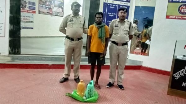 अवैध कच्ची महुवा शराब पर पुलिस की बड़ी कार्रवाई, कुनकुरी के सुखबासु पारा में 10 लीटर महुआ शराब जब्त,एक आरोपी को गिरफ्तार कर भेजा जेल