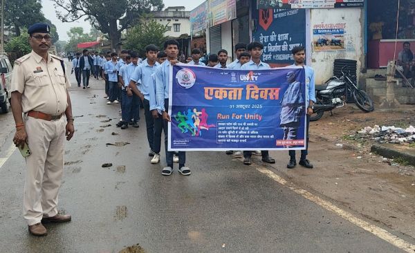 सरदार पटेल की 150वीं जयंती पर &lsquo;रन फॉर यूनिटी&rsquo; का आयोजन, राष्ट्रीय एकता दिवस पर पुलिस सहित छात्र छात्राओं ने लगाई एकता की दौड़,दिलाई गई शपथ