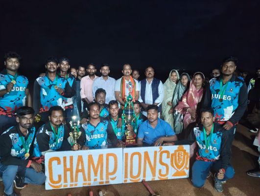 क्रिकेट प्रतियोगिता का समापन के मुख्य अतिथि जिला पंचायत अध्यक्ष सालिक साय रहे खजरी टीम को 5 विकेट से हराकर लुडेग की टीम ने जीता फाइनल मुकाबला....