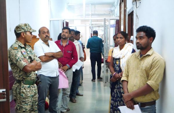 साप्ताहिक जनदर्शन में कलेक्टर ने सुनी लोगों की समस्या&nbsp;आवेदनों का निराकरण गंभीरता से करने के निर्देश&nbsp;