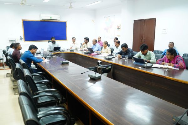 कलेक्टर ने राजस्व विभाग की समीक्षा बैठक ली,राजस्व प्रकरणों का शत-प्रतिशत निराकरण समयसीमा में सुनिश्चित करने के दिए निर्देश