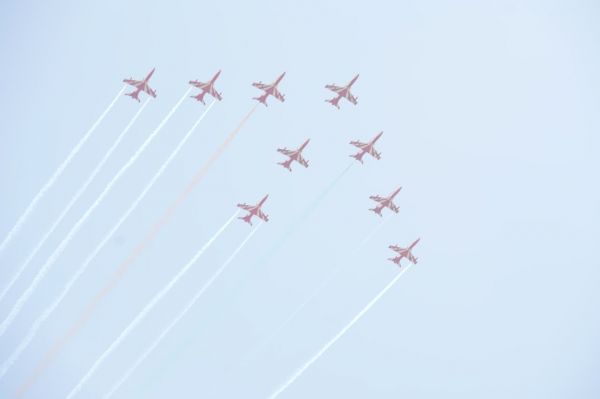 राज्योत्सव पर वायु सेना की टीम का रोमांचक एयर शो, आसमां में गूंजा 'जय जोहार' और 'छत्तीसगढ़िया सबले बढ़िया'* &nbsp;,उप राष्ट्रपति ,राज्यपाल , मुख्यमंत्री और विधानसभा अध्यक्ष&nbsp; ने देखा एयर शो