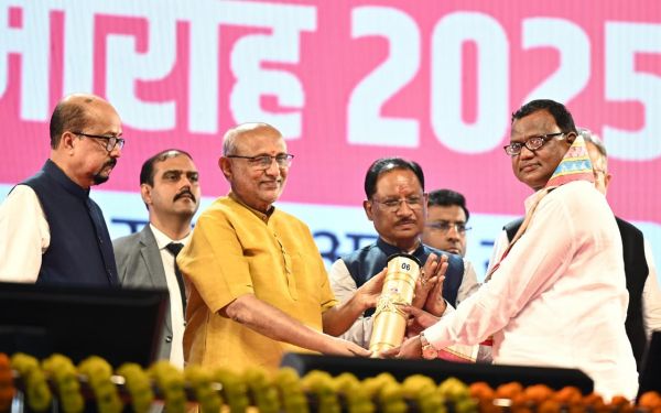 छत्तीसगढ़ रजत महोत्सव के समापन समारोह में उपराष्ट्रपति श्री सी. पी. राधाकृष्णन हुए शामिल,राज्य ने सांस्कृतिक जड़ों के संरक्षण के साथ आधुनिकीकरण का संतुलन किया - उपराष्ट्रपति