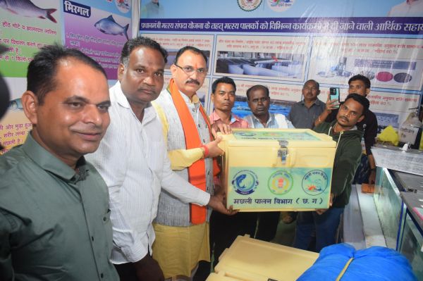 लोक स्वास्थ्य एवं परिवार कल्याण मंत्री श्री श्याम बिहारी जायसवाल द्वारा राज्योत्सव के अवसर पर मत्स्य विभाग के हितग्राहियों को सामग्री का किया वितरण