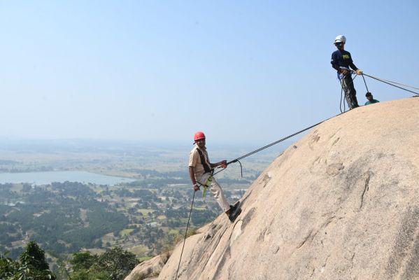 जशपुर जम्बुरी 25 : 120 पर्यटक देशदेखा में रॉक क्लाइंबिंग का ले रहे आनंद