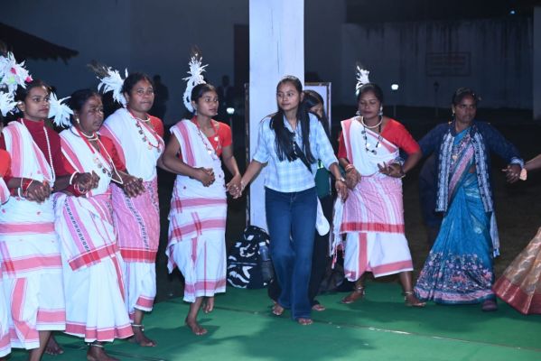 प्रकृति के बीच&nbsp;पर्यटकों ने नीमगांव,मयाली नेचर कैम्प, विश्व का सबसे बड़ा प्राकृतिक शिवलिंग मधेश्वर पहाड़,सारूडीह चाय बगान जिला संग्रहालय,सरना एथेनिक रिजॉर्ट का किया अवलोकन&nbsp;