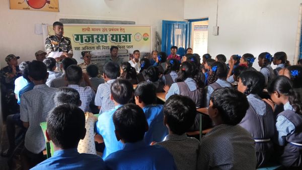 हाथी मानव द्वंद को कम कर जागरूकता लाने&nbsp;गजरथ यात्रा पहुंचा कांसाबेल,,अब तक 92 स्कूलों में 9800 छात्राओं को &nbsp;हाथी के गतिविधि की दी गई जानकारी&nbsp;