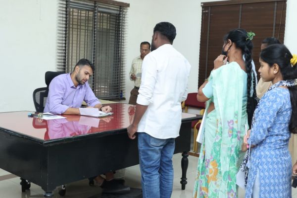 कलेक्टर ने जनदर्शन में सुनी आमजनों की समस्याएं, जनता की समस्याओं का समयबद्ध समाधान प्रशासन की सर्वोच्च प्राथमिकता -कलेक्टर