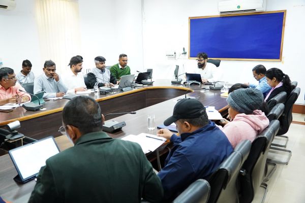 कलेक्टर श्री रोहित व्यास ने राजस्व अधिकारियों की समीक्षा बैठक में दिए निर्देश,जिले में अवैध धान खरीदी बिक्री पर करे कड़ी कार्रवाई - कलेक्टर श्री व्यास