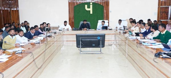 कलेक्टर श्री रोहित व्यास जनपद पंचायत क्षेत्र अंतर्गत सभी निर्माण कार्यों की विस्तृत समीक्षा की,रुके काम एक सप्ताह में करें चालू नही तो करें निरस्त की कार्यवाही