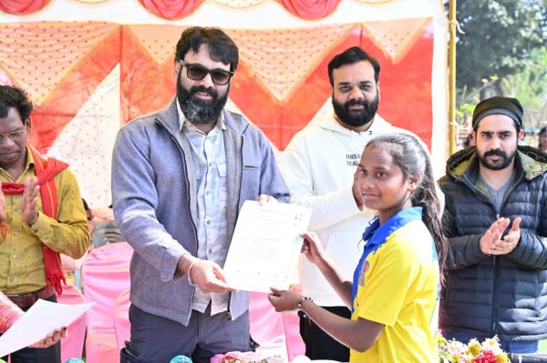 कलेक्टर ने ईचकेला की क्रिकेट खिलाड़ी बालिकाओं को किया प्रोत्साहित,टूर्नामेंट में सभी टीमों को हराकर सरगुजा ज़ोन ने जीता गोल्ड मेडल