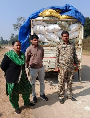 जशपुर राजस्व टीम की कार्यवाही साईंटागर बैरियर के पास अवैध धान परिवहन करते हुए पिकअप वाहन से 60 बोरी अवैध धान जप्त