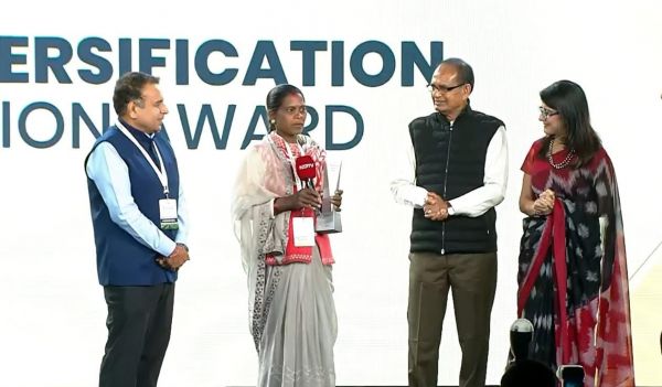 रायगढ़ की महिला किसान गायत्री पैंकरा को मिला &lsquo;फसल विविधीकरण चैम्पियन अवॉर्ड,केन्द्रीय कृषि मंत्री ने किया सम्मानित