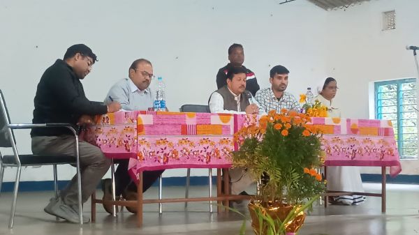 शिक्षा विभाग में कसावट लाने जिला शिक्षा अधिकारी ने मनोरा में प्रधान पाठकों एवं संकुल समन्वयकों की ली बैठक,दिए सख्त निर्देश