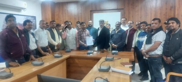 कबीरधाम में सहकारी समिति प्रबंधकों और ऑपरेटर्स की हड़ताल स्थगित,कलेक्टर श्री गोपाल वर्मा को संघ ने हड़ताल स्थगन का सौंपा पत्र, 21 नवंबर लौटेंगे काम पर