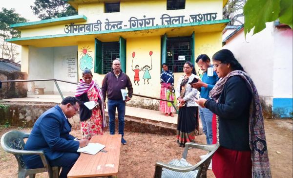 जशपुर विकास खंड के मतदान केन्द्रों का सरगुजा कमिश्नर श्री नरेन्द्र कुमार दुग्गा ने किया निरीक्षण ,एसआईआर के कार्यों को गंभीरता से करने के दिए निर्देश&nbsp;