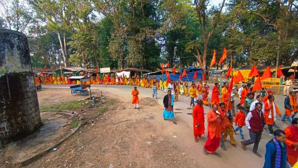 श्री विष्णु महायज्ञ (चक्र पूजा ) में 151 महिलाओं एवं कन्याओं संग निकली भव्य कलश यात्रा,हाथों में भगवा झंडा लिए झूमते नजर आए लोग,भक्तिमय हो गया माहौल