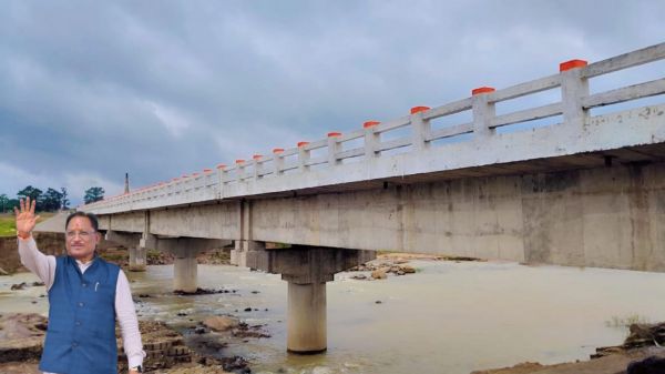 दुलदुला में तरक्&zwj;की की नई दास्तां, दुलदुला-मकरीबंधा सिरी नदी पर पुल बनने से आवागमन हुआ आसान,जनता ने मुख्यमंत्री को जताया आभार