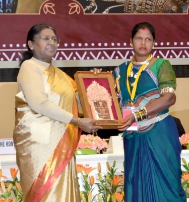 छत्तीसगढ़ की गौरवशाली धातुकला को राष्ट्रीय पहचान: ढोकरा&ndash;बेलमेटल शिल्पकार श्रीमती हीराबाई झरेका बघेल को राष्ट्रीय हस्तशिल्प पुरस्कार