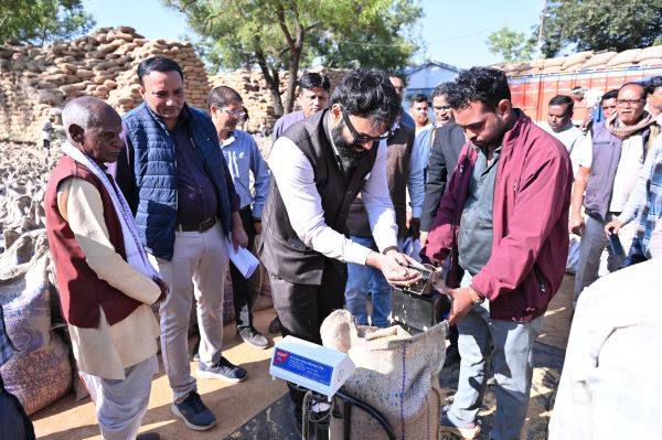 अचानक पहुँचे कलेक्टर केराकछार धान खरीदी केंद्र,खरीदी केंद्र पहुंचकर व्यवस्थाओं का लिया जायजा